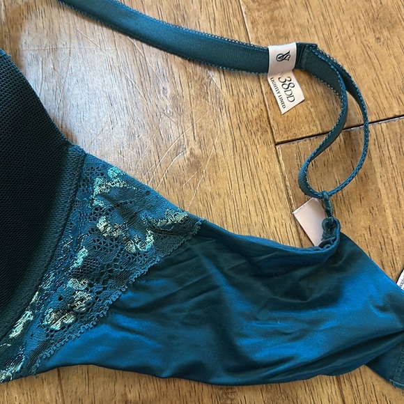 Victoria Secret 38DD bra Body by Victoria lined perfect coverage - Picture 2 of 8